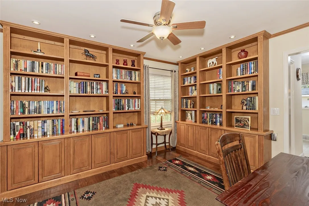 Den/library/office

