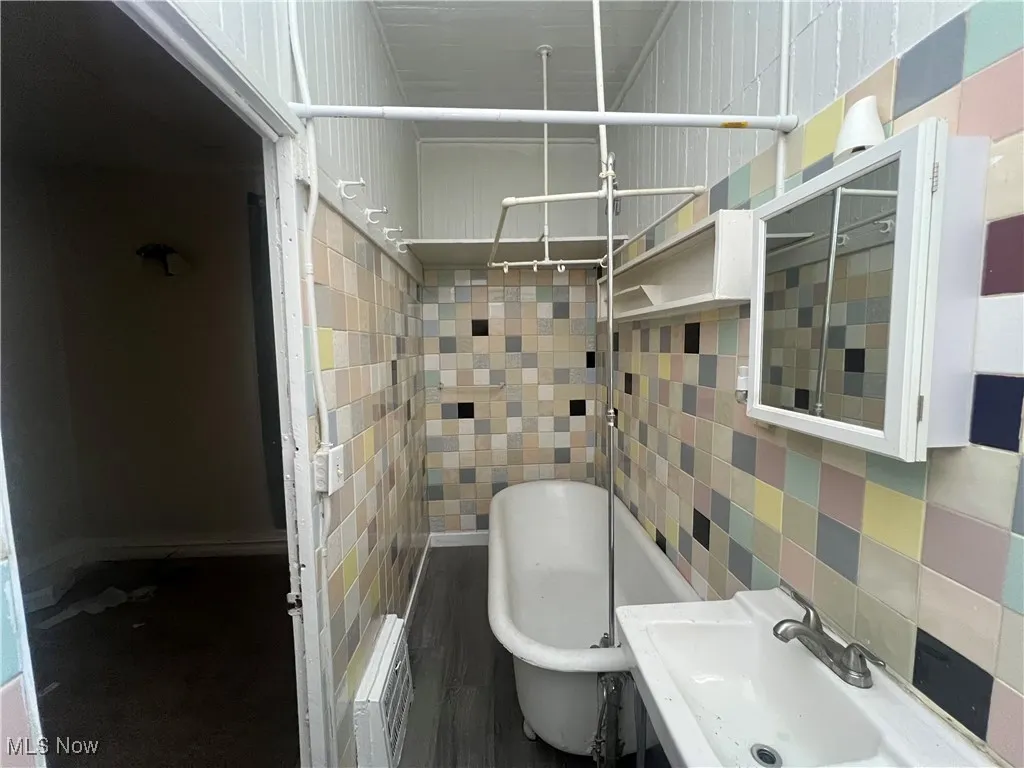 BATHROOM 2
