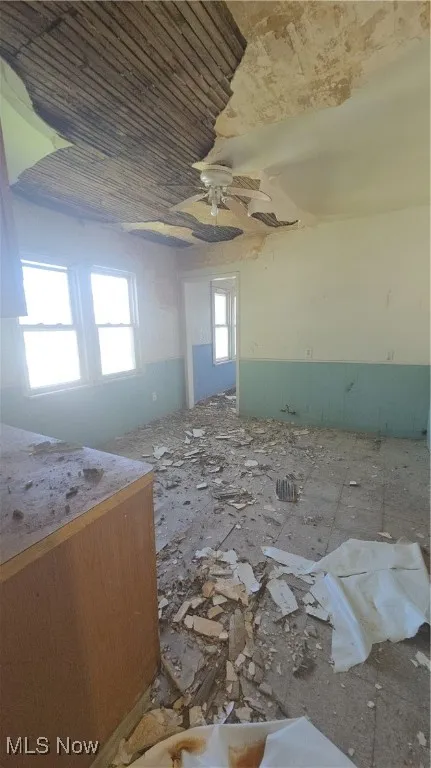 Empty room with ceiling fan