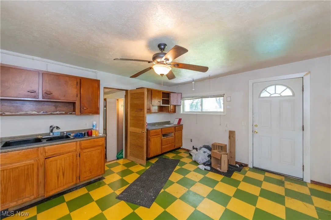 Entry to kitchen via side door