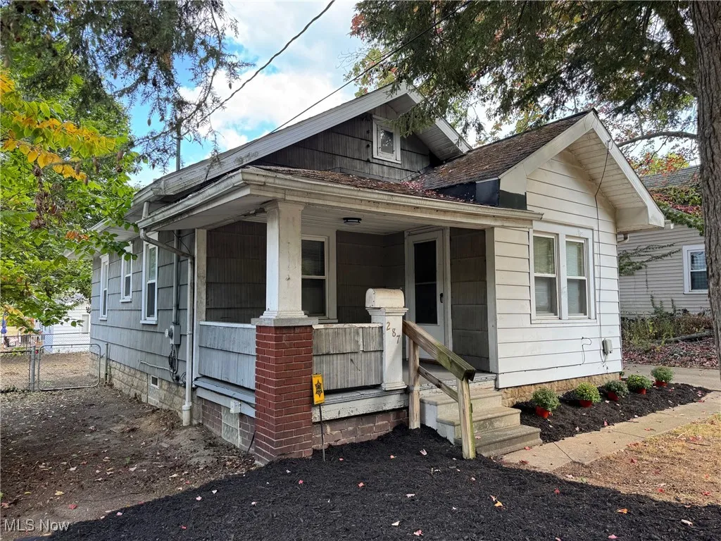 Bungalow with a porch