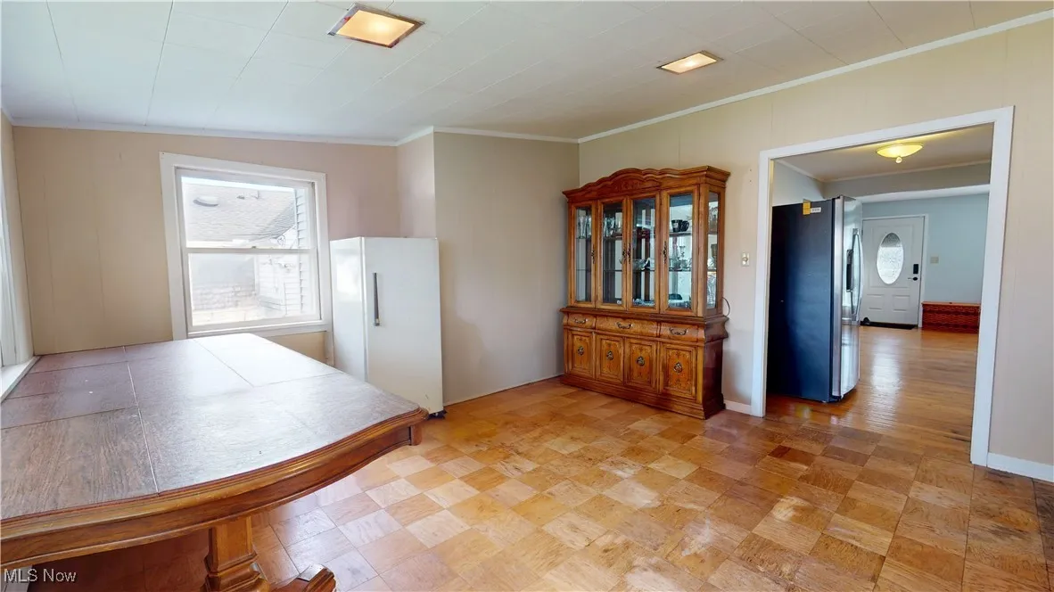 Large dining room/bonus room
