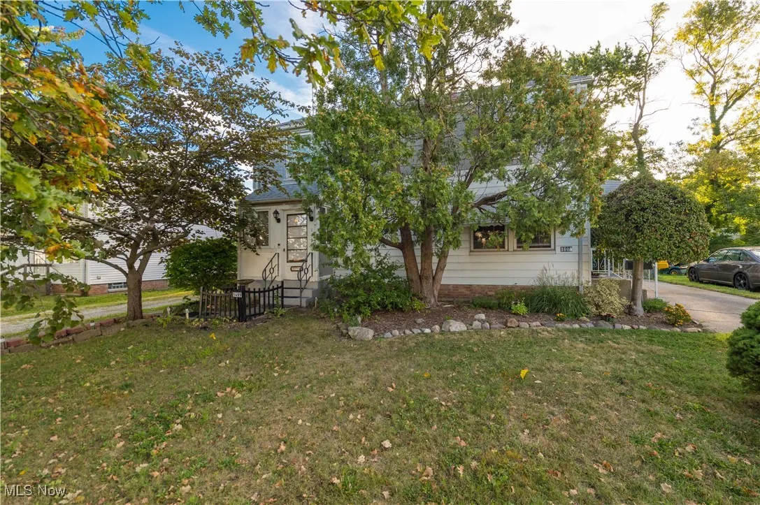 Picture of the entire duplex. The right side is for sale.