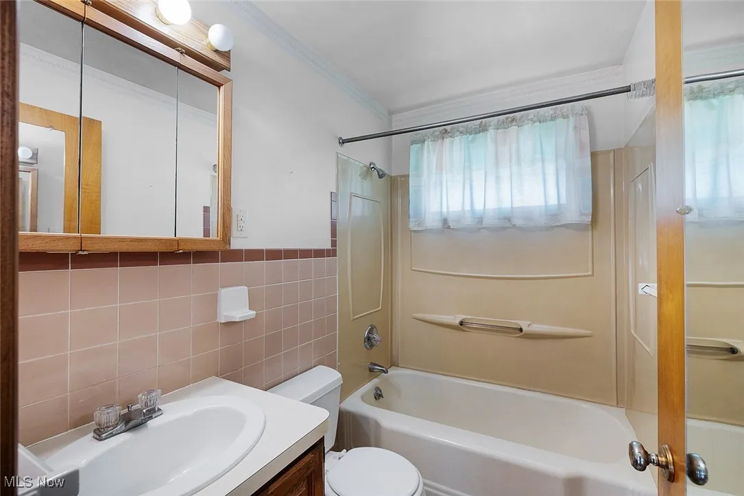 Primary en suite full bath