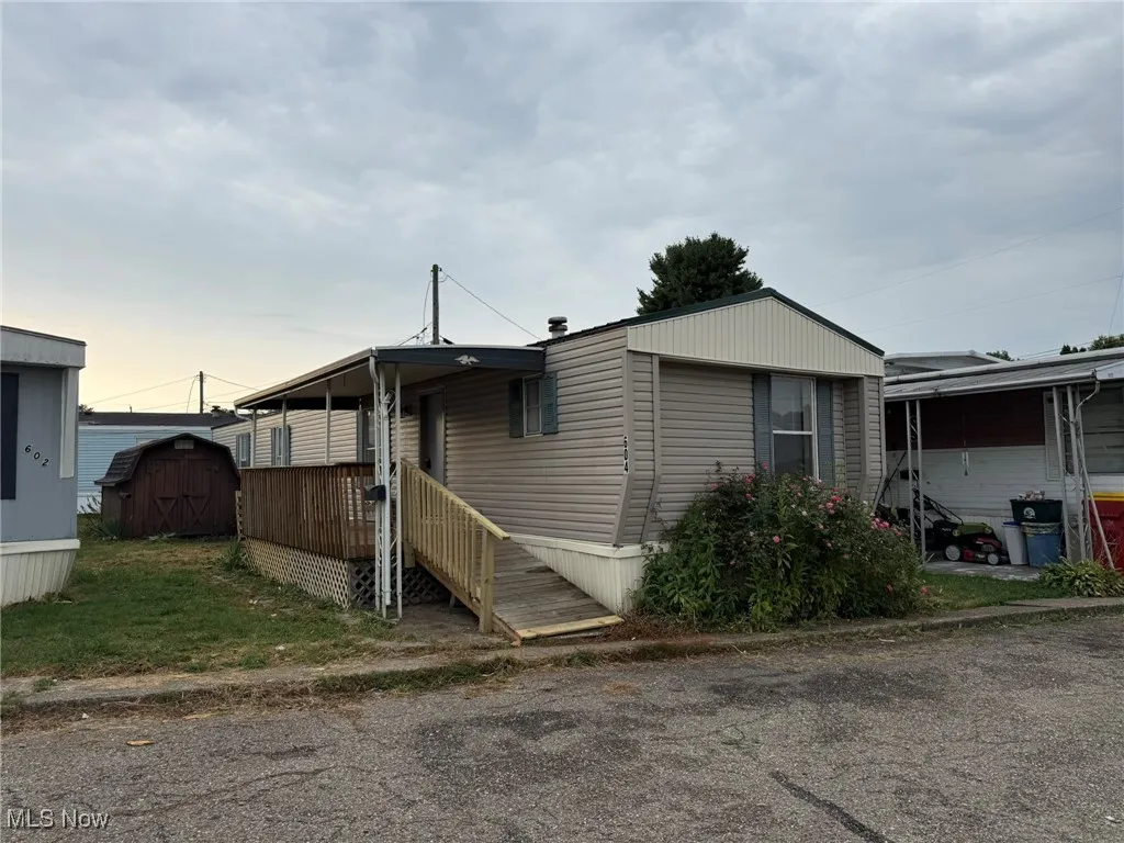 Manufactured / mobile home with a storage unit