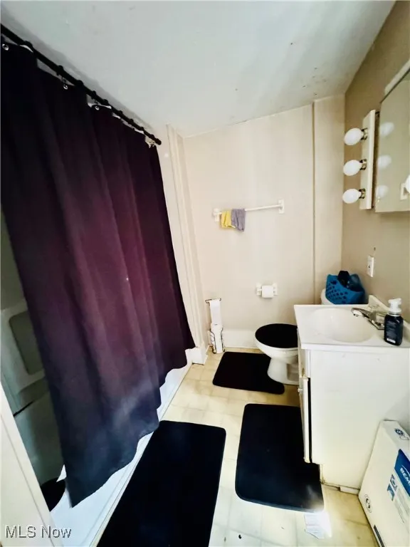 Bathroom with vanity and shower / bath combination with curtain