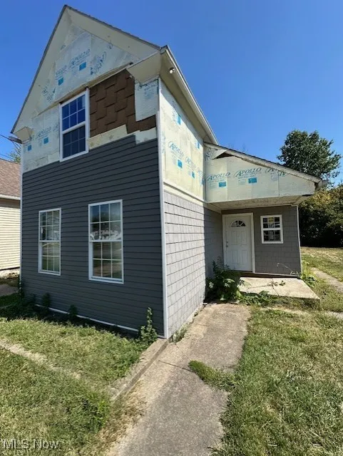 View of front of property featuring a front yard