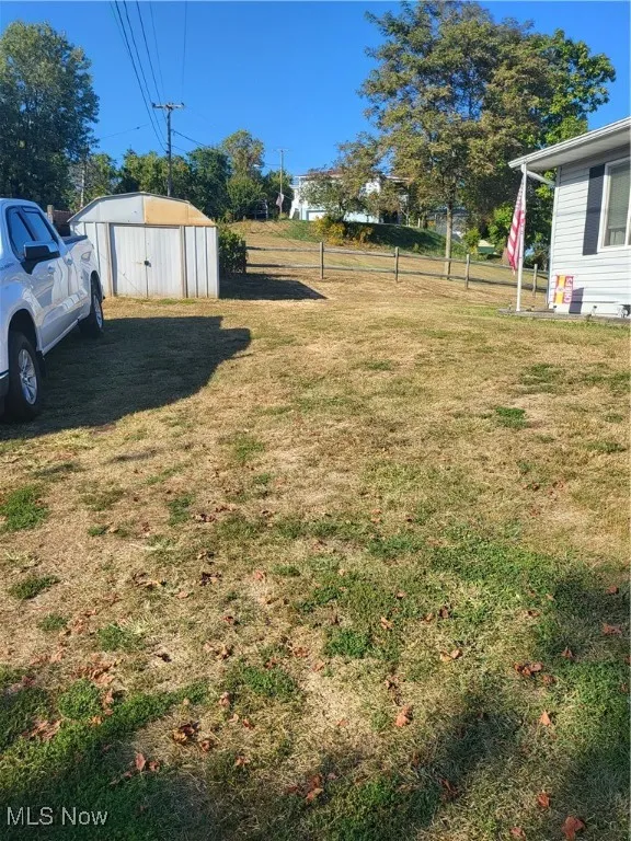 View of yard featuring a shed