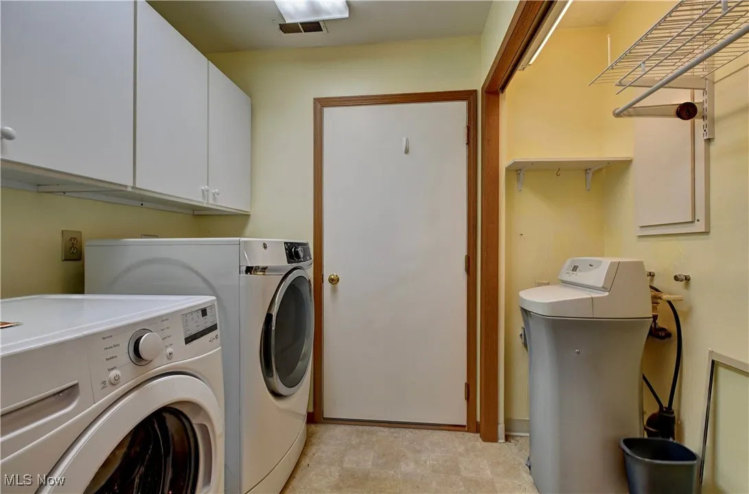 Washroom with independent washer and dryer