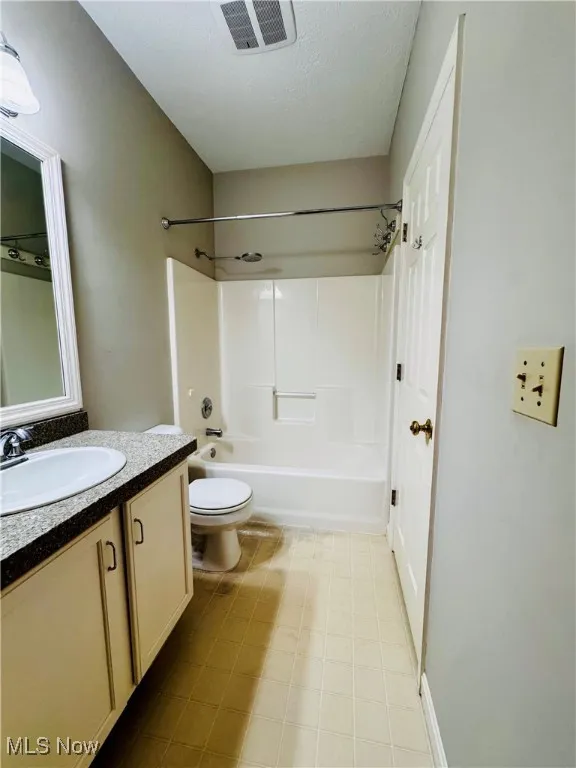 2nd full bath with tub/shower unit access to bedroom 2 and the hallway for guests