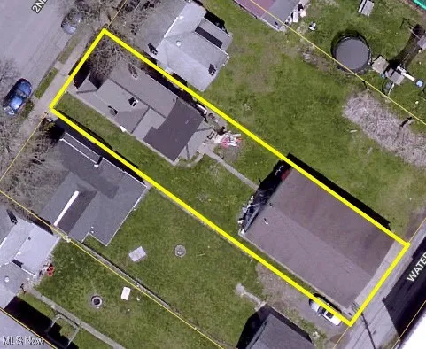 Aerial view of residential area featuring property parcel outlined