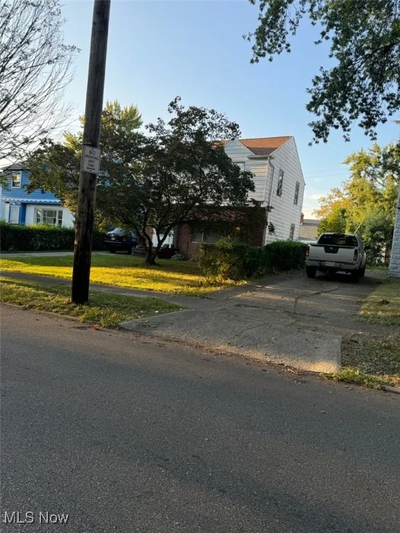 View of front of house with driveway