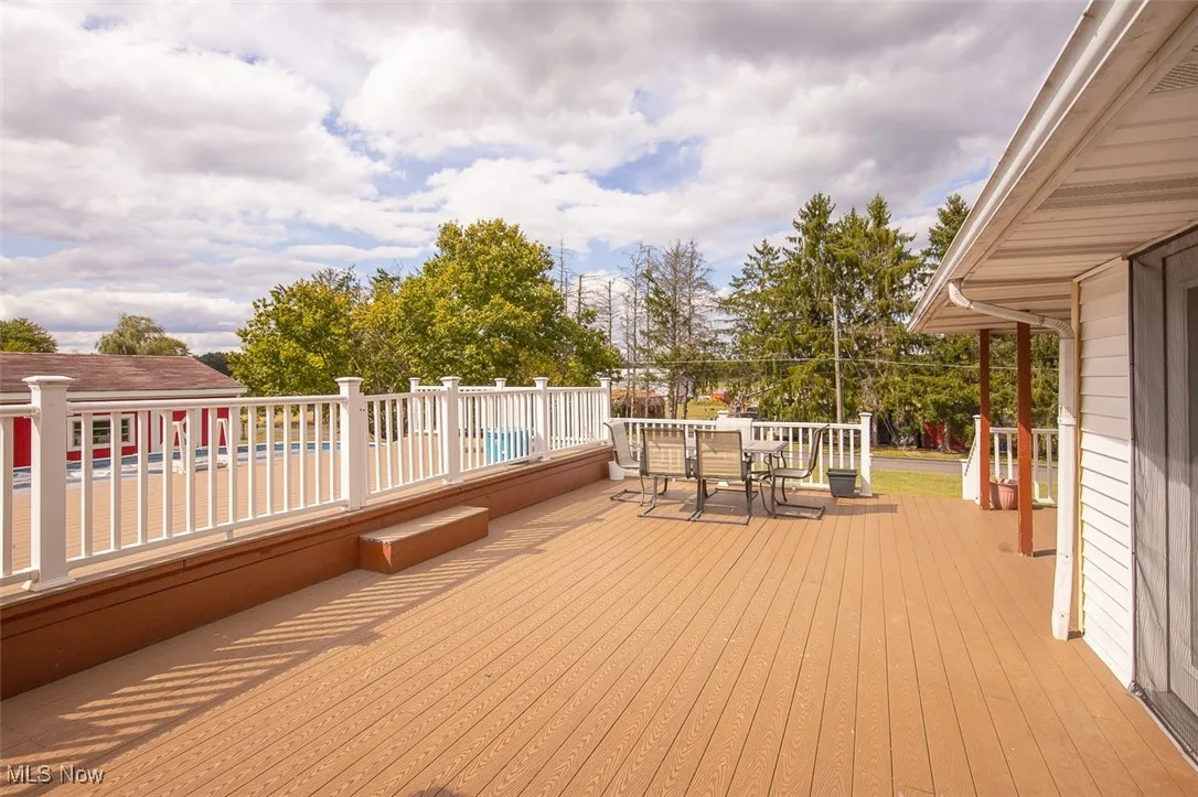Deck featuring outdoor dining space