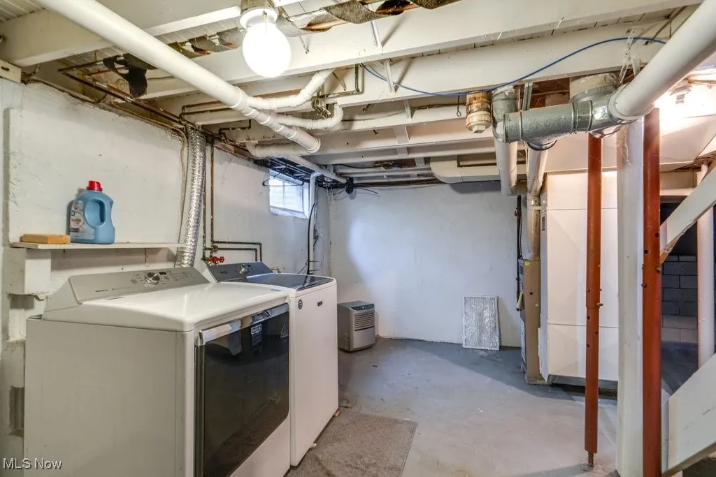 Washroom with washer and dryer
