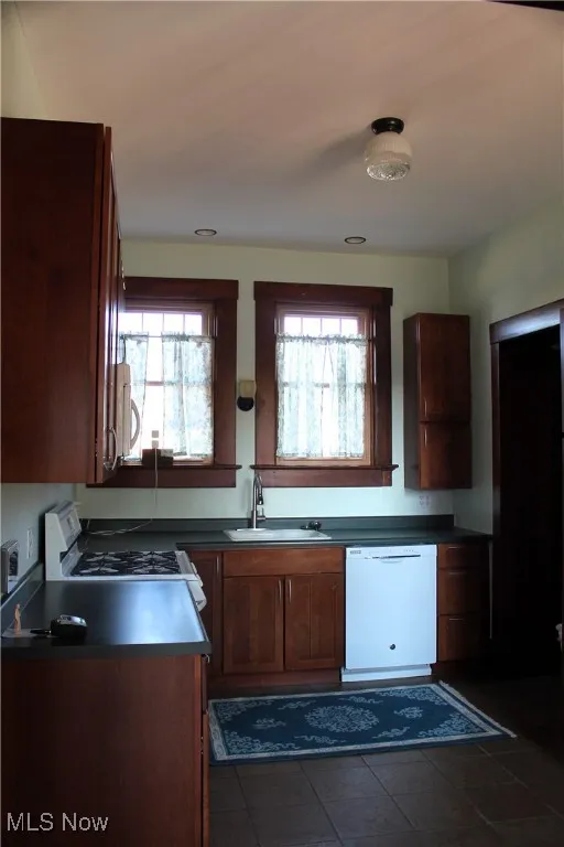 Beautiful Cabinets with pull outs.