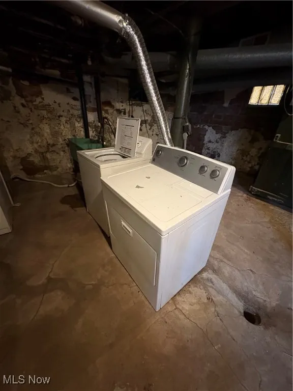 Washroom featuring independent washer and dryer