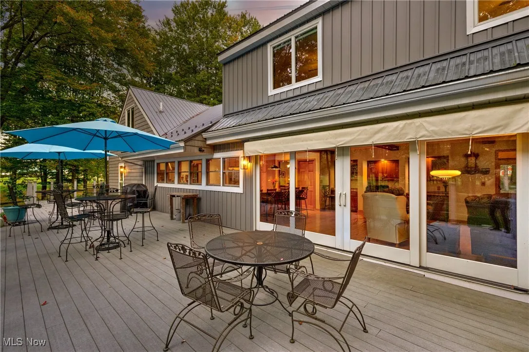 Deck with outdoor dining space