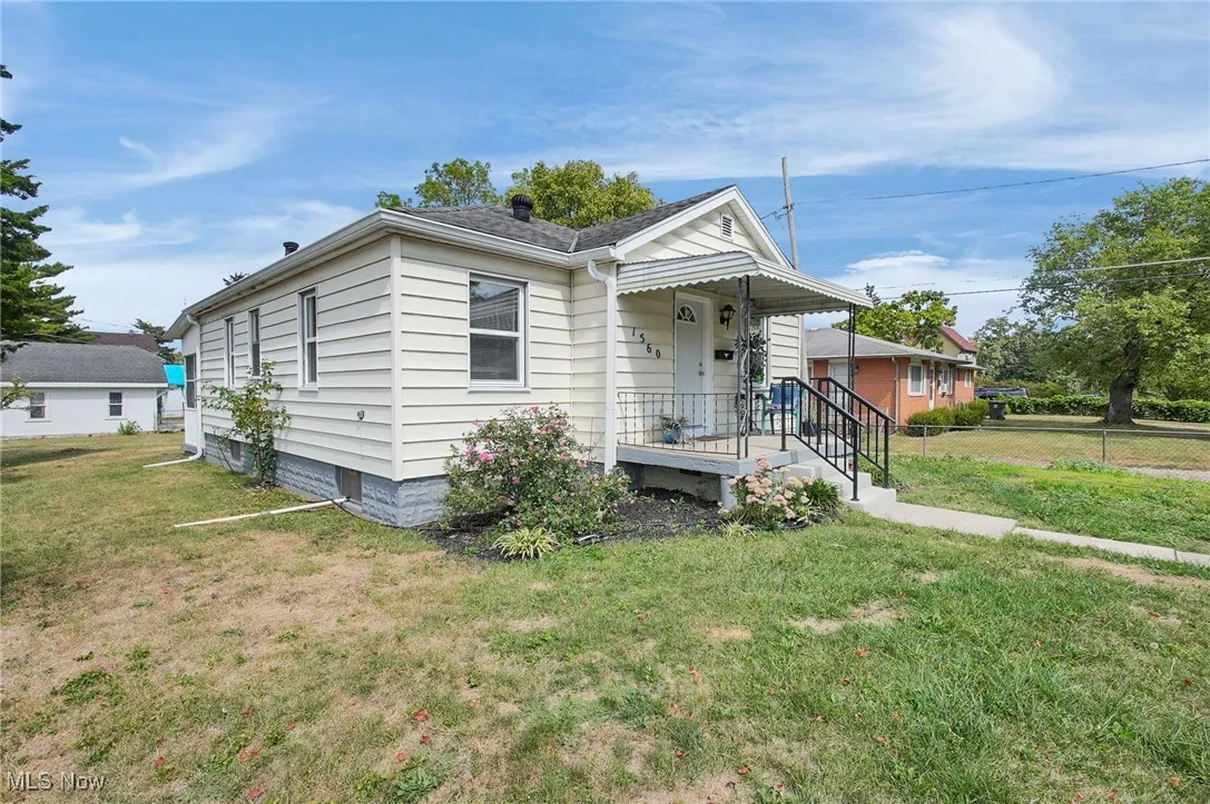 Bungalow featuring a porch and a front yard