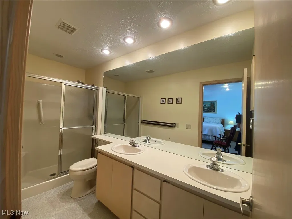 Primary  en suite bath