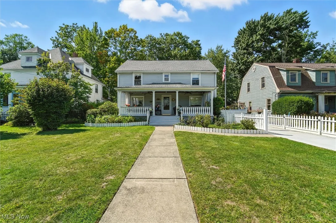 View of front of home featuring a porch