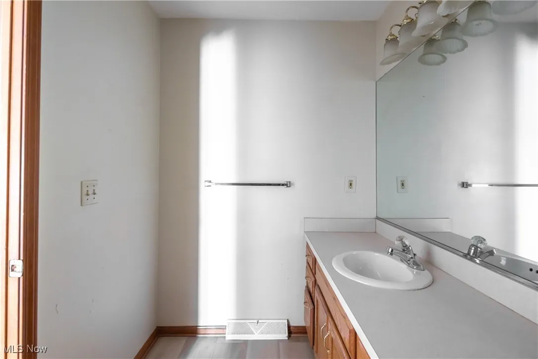 Full upstairs​​‌​​​​‌​​‌‌​‌‌​​​‌‌​‌​‌​‌​​​‌​​ bathroom