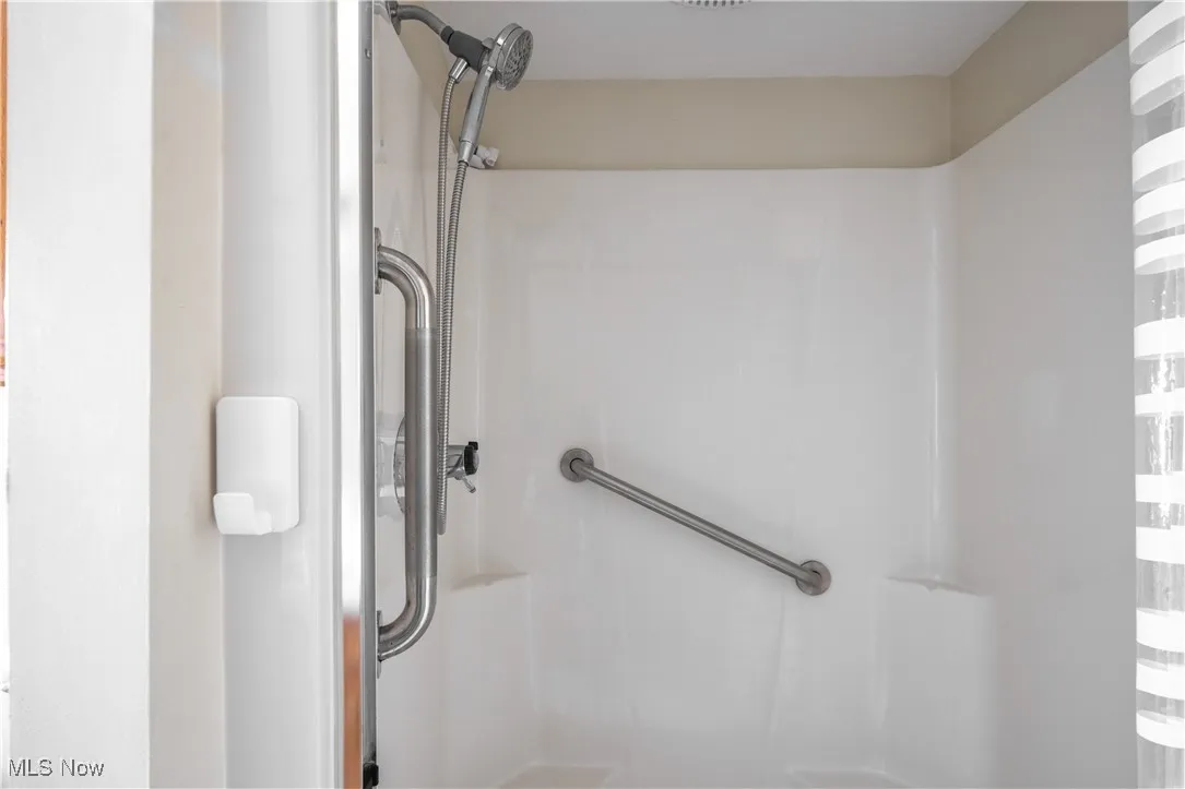 Full en-suite master bath featuring a shower