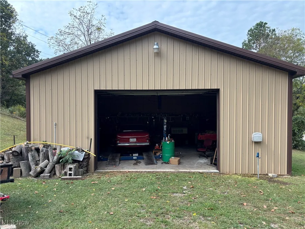 32'x28' garage/workshop with 100A service and wood stove