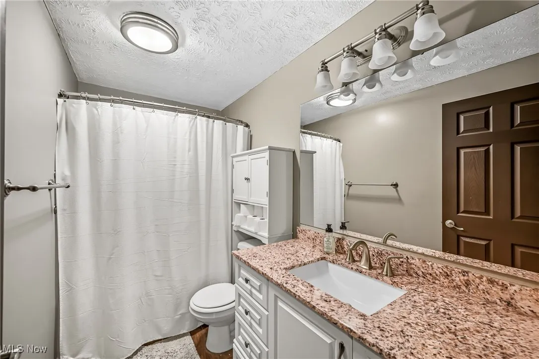 Upstairs bathroom w/ tub shower combo