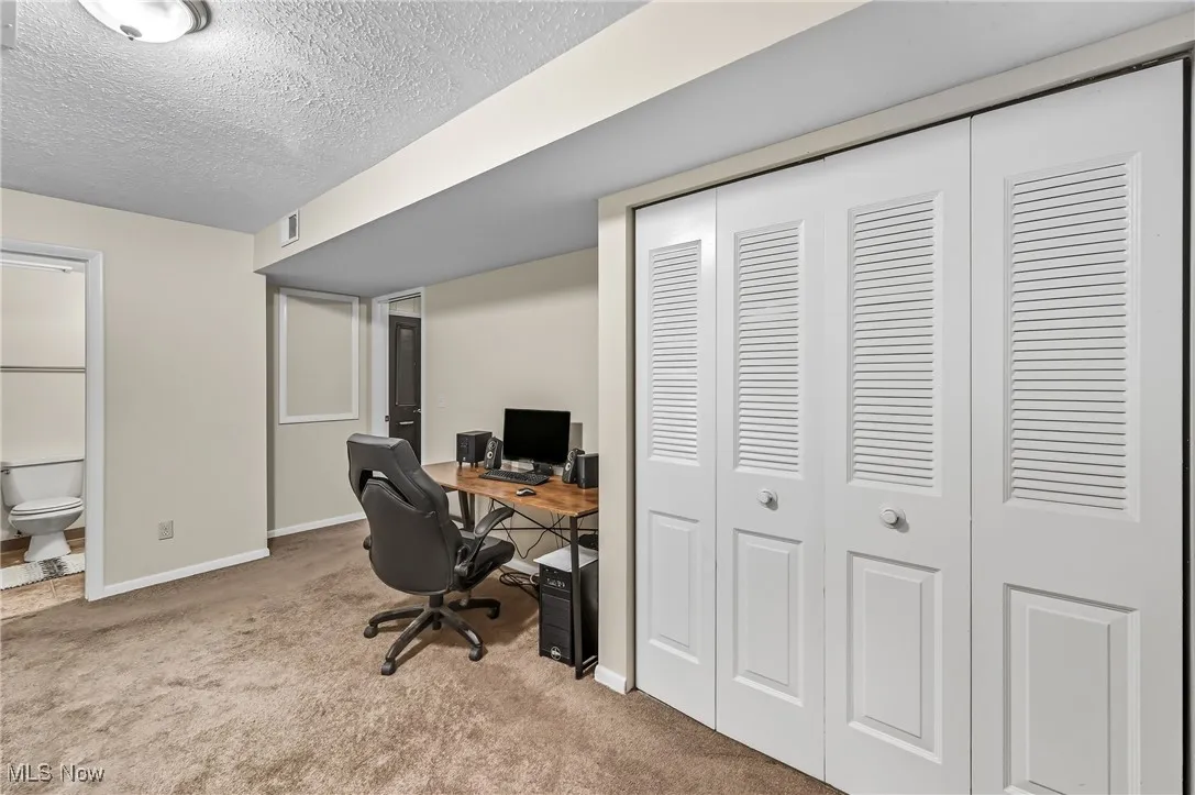 with en suite to bathroom w/ step in shower