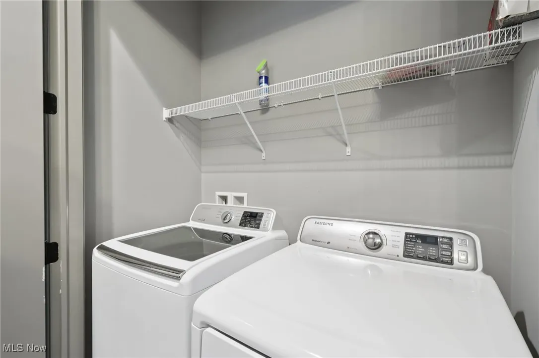 Washroom with independent washer and dryer