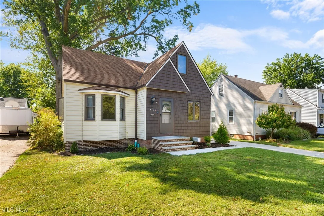 View of front of house featuring a front yard
