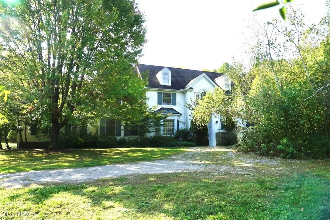 View of front of property featuring a front lawn