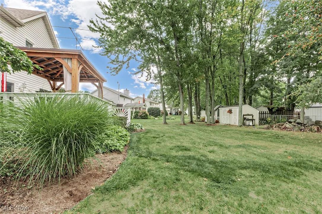 View of yard featuring a shed