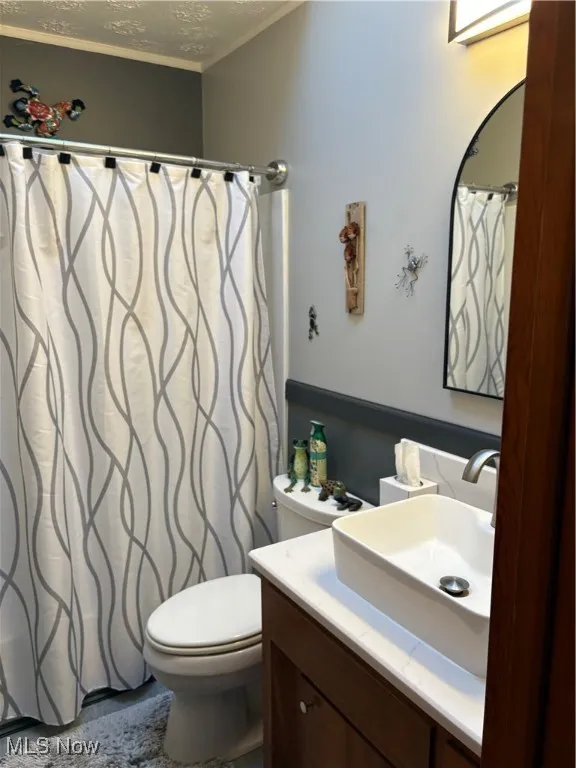 Main hallway full Bath
