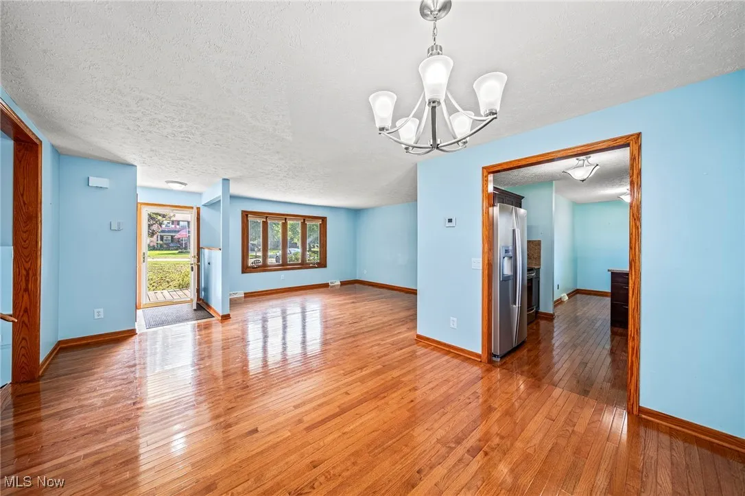 Beautifull hardwood floors.