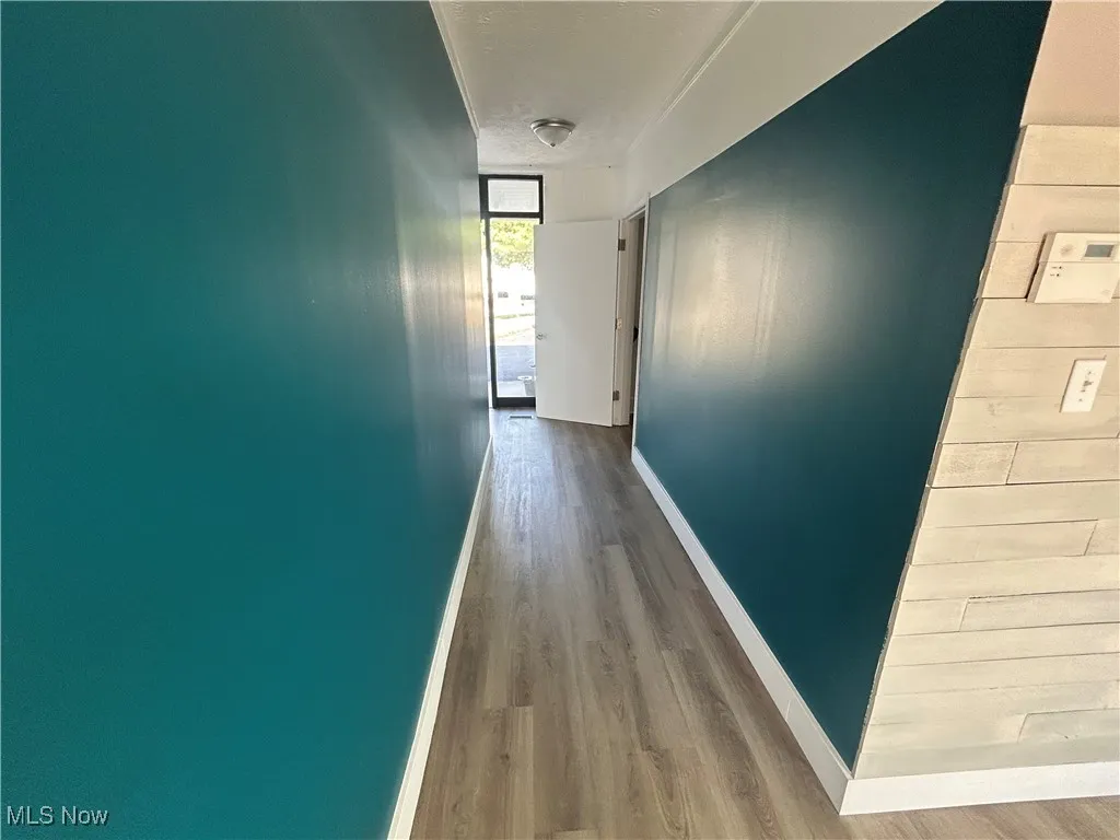 Hall featuring baseboards and Laminatefloors