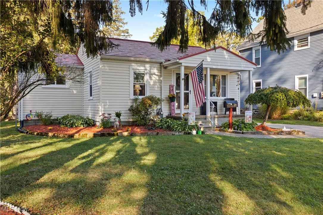 View of front of property featuring a front yard