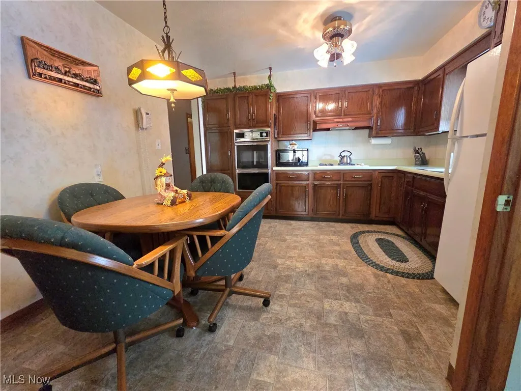 Eat-in Kitchen