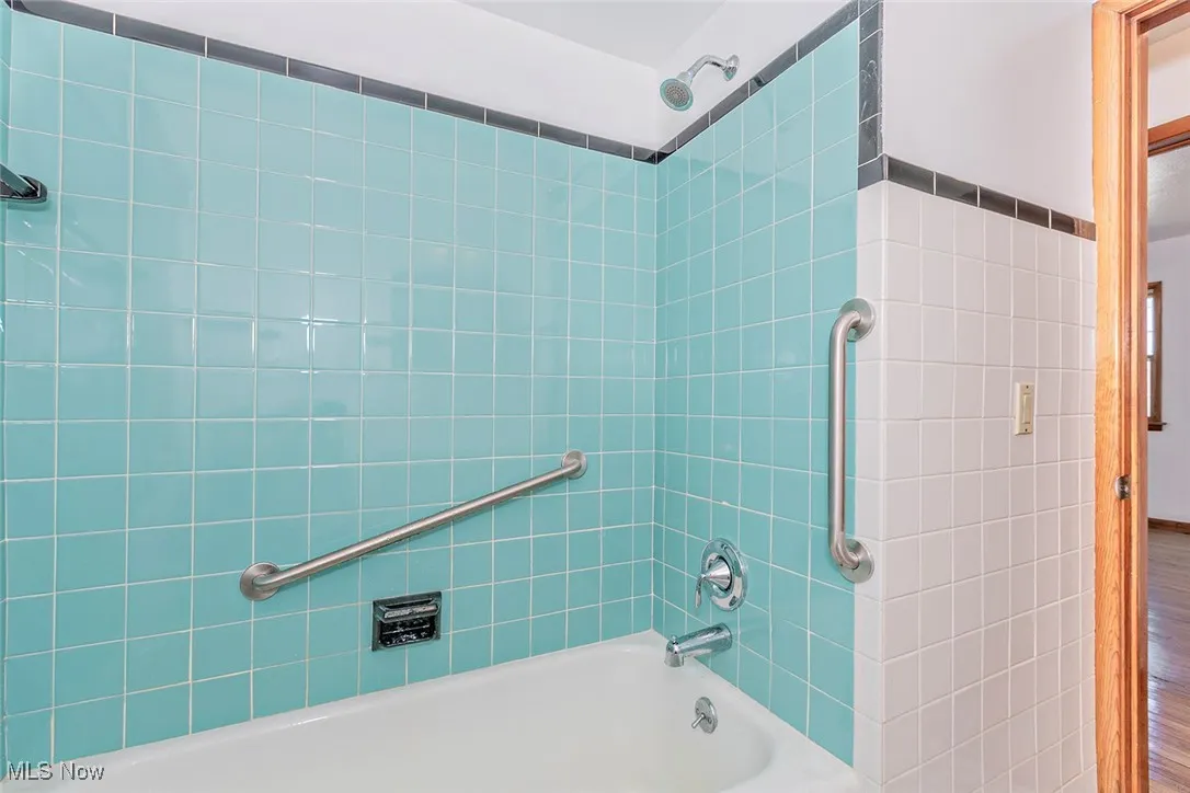 Bathroom with tub / shower combination