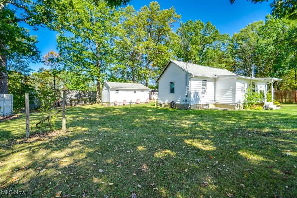 View of yard featuring an outbuilding