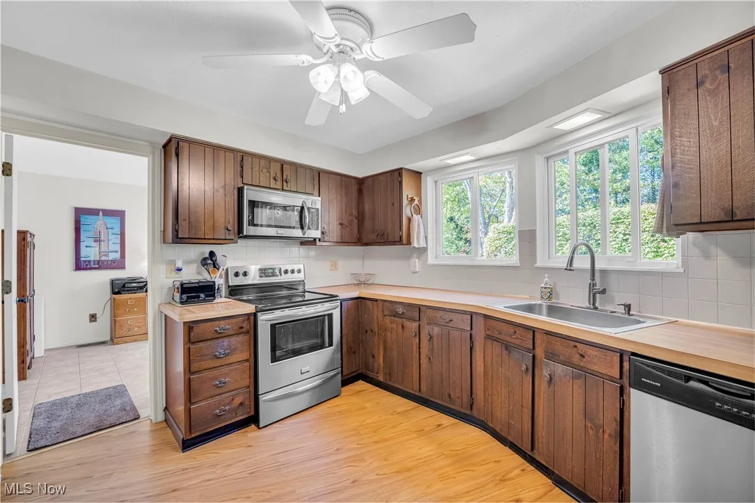 Over 27 ft of counters plus pantry keeps everything right at your fingertips*Great views of your private backyard