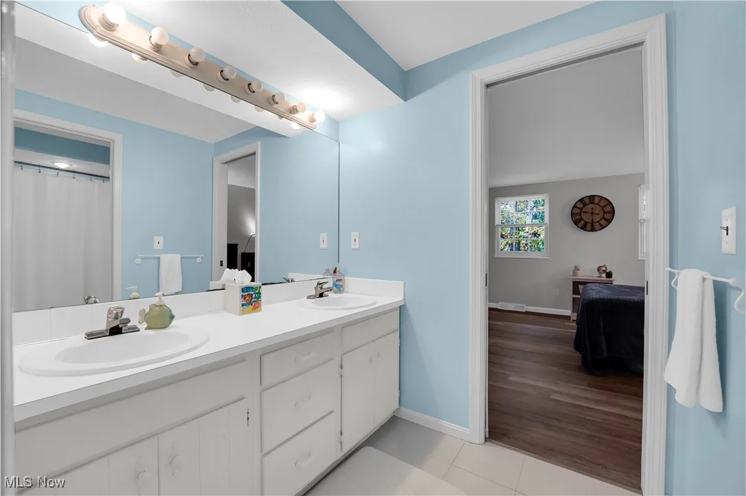 Bathroom allows each bedroom to have  immediate access