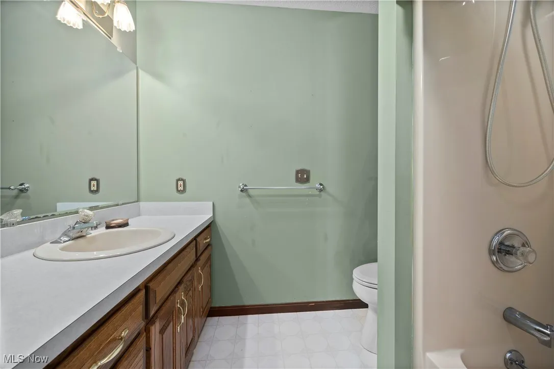 2nd floor shared full bathroom