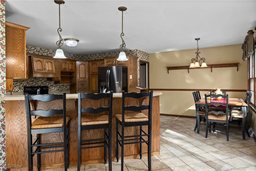 Barstools and dining table stay