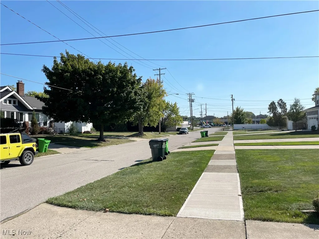 Walking distance to shops and restaurants