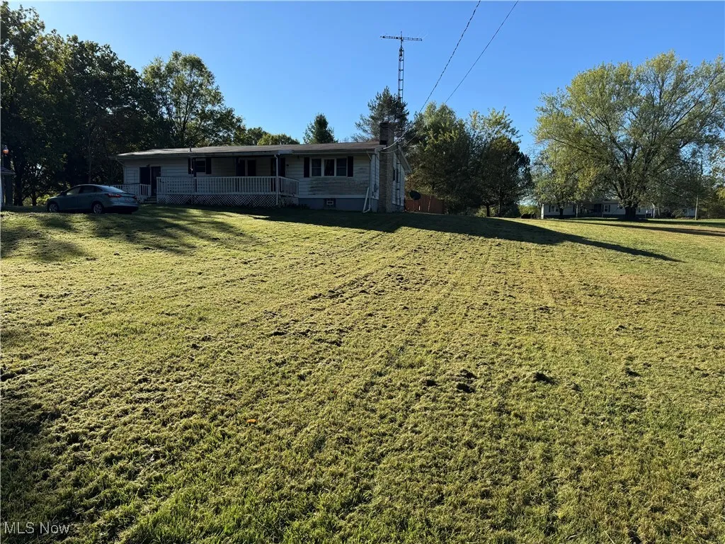 View of grassy yard