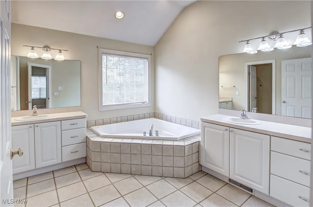 7565 Pinecrest Lane, Solon, Ohio 44139,MLS Now Listing ID