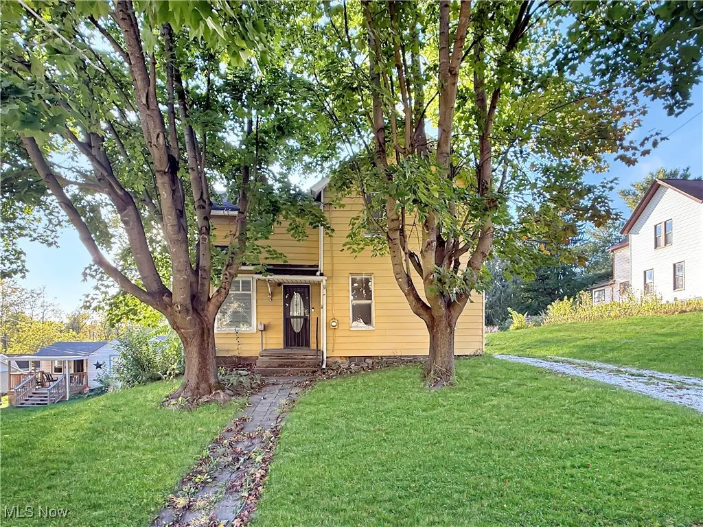 View of front facade with a front yard