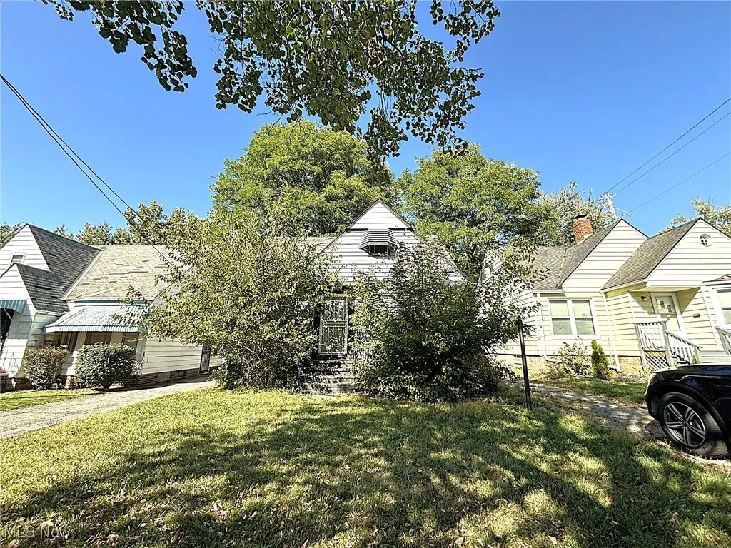 View of front of house featuring a front lawn