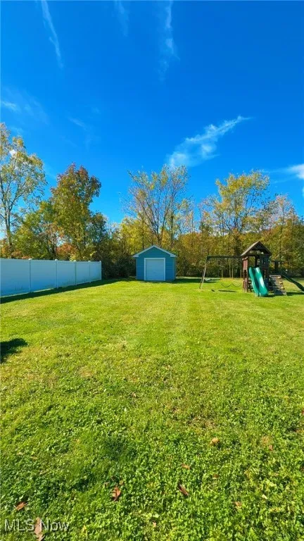 View of yard featuring an outdoor structure
